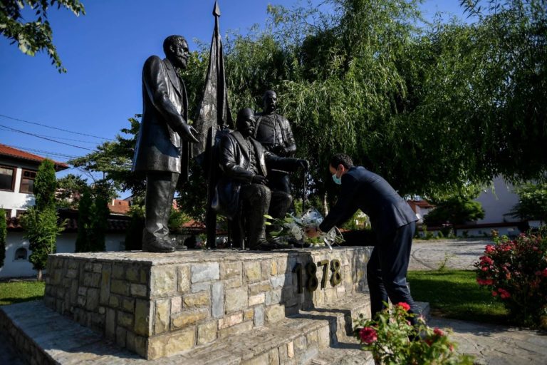 Kryeministri Kurti në Prizren nderon Lidhjen Shqiptare, rrugës për në Shqipëri
