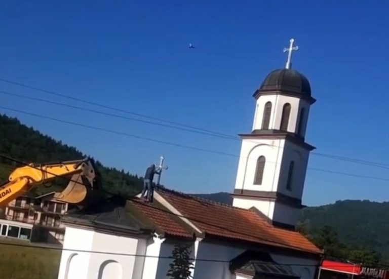 Lufta e pandalshme e Nënës Fatë nga Bosnja që ta largoj kishën që regjimi i Milosheviqit ia kishte ndërtuar në oborrin e shtëpisë!