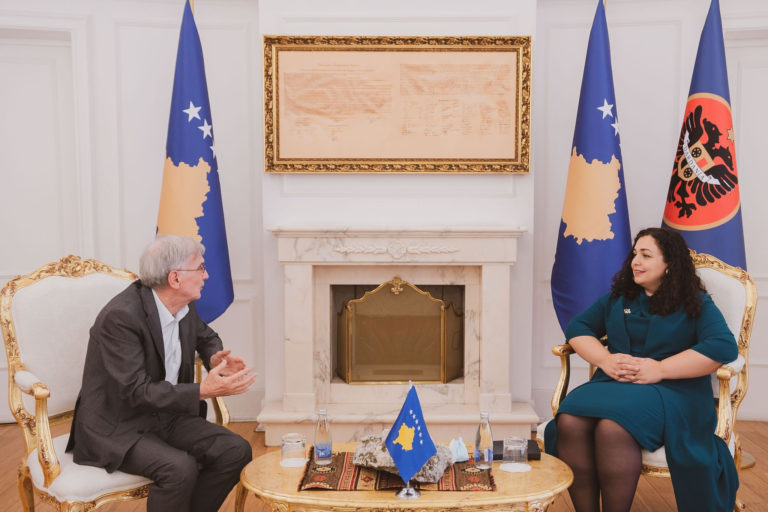 Presidentja Vjosa Osmani priti historianin Jusuf Buxhovi
