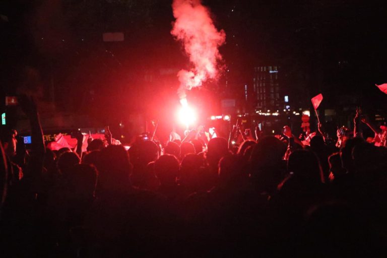 Shqiptarë e Zviceranë me flamuj kuqebardh dhe kuqezi, festojnë bashkërisht fitoten e Zvicrës ndaj Francës – VIDEO
