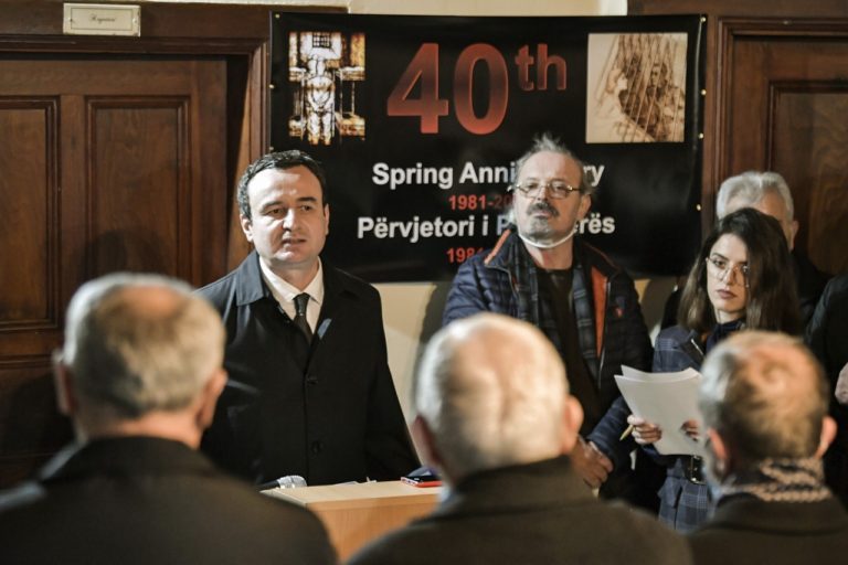 Kryeministri Kurti mori pjesë në promovimin e albumit “Përvjetori i 40-të i pranverës 1981”