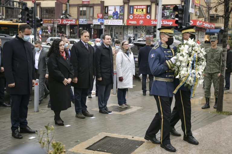 Në Kosovë, homazhe te Shtatorja e Senatorit Amerikan Robert Dole