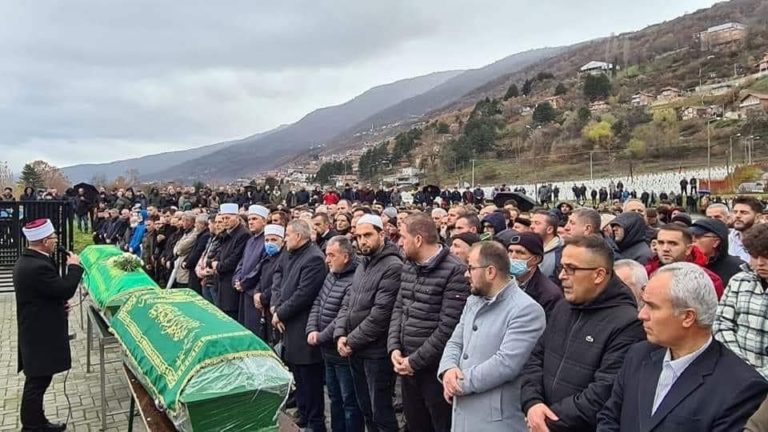 Ceremonia “arabe” e varrimit të viktimave shqiptare të aksidentit të autobusit në Bullgari! (video)