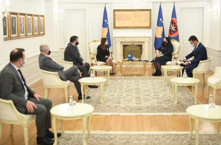 Presidentja Osmani priti në takim avokatët e popullit nga Kosova, Shqipëria dhe Maqedonia e Veriut