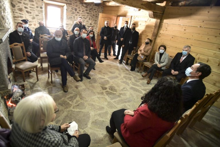 Kryeministri Kurti përkujton Jusuf e Bardhosh Gërvallën dhe Kadri Zekën, në 40 – vjetorin e vrasjes së tyre