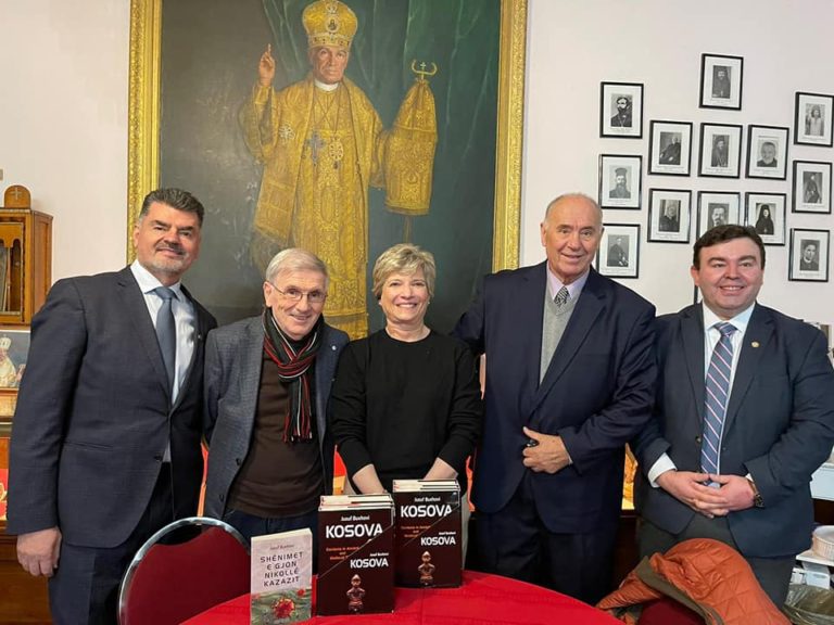 Në Kishën Autoqefale Shqiptare në SHBA “Shën Gjergji , ia dorëzuam zonjës Laureen Toli librat e Buxhovit