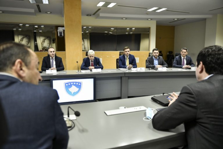 Kryeministri Kurti priti në takim kryetarin e BDI-së, Ali Ahmeti me një delegacion ministrash të Qeverisë së Republikës së Maqedonisë së Veriut