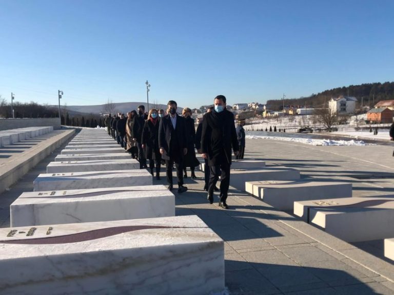 Kryeministri Kurti bën homazhe në Prekaz në 24-vjetorin e sulmit të dytë të forcave serbe ndaj familjes Jashari