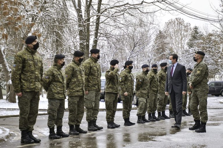 Kryeministri Albin Kurti vizitoi regjimentin e parë të Forcave Tokësore të FSK-së