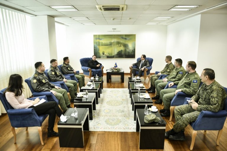 Kryeministri Kurti priti në takim pjesëtarë të Kompanisë së Helikopterëve të Gardës Kombëtare