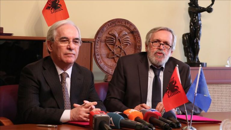 Akademisë së Kosovës dhe asaj të Shqiperisë ! Zotërinjëve Gjinushi dhe Kraja !