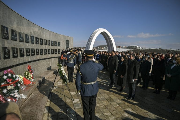 Në 23 vjetorin e Masakrës së Reçakut, kryeministri Kurti bëri homazhe në varrezat në Reçak