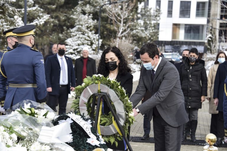 Albin Kurti dhe Vjosa Osmani bënë homazh tek varri i presidentit Ibrahim Rugova