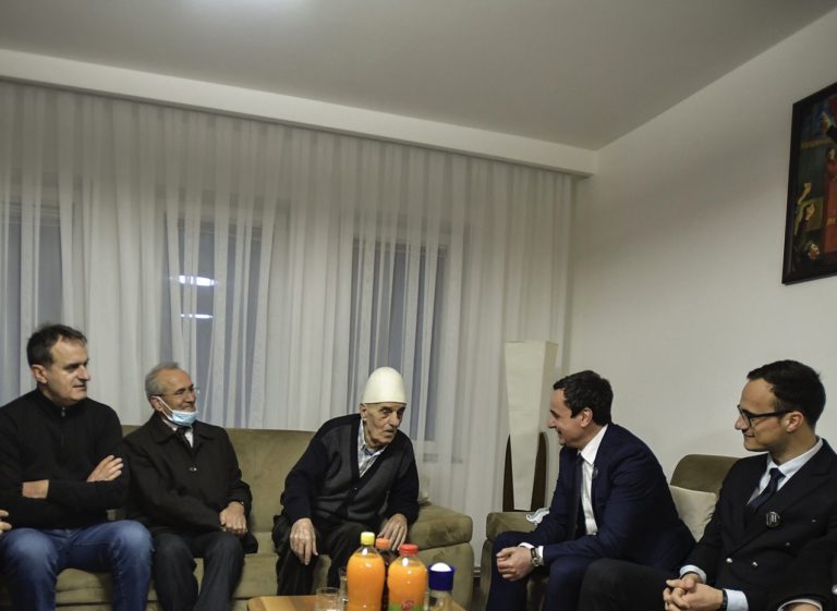 Kryeministri Kurti viziton shtëpinë dhe familjen e Kadri Zekës