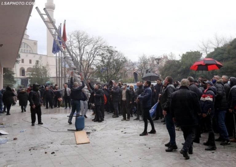 Dhëmbët e diktaturës neokomuniste të kryetradhëtarit Rama
