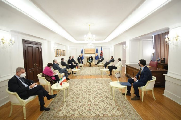 Kurti, Osmani dhe Konjufca pas takimit me ambasadorët e Quint-it: Jo referendum i Serbisë…, serbët pjesëmarrës të tij me postë ose në Zyrën Ndërlidhëse në Prishtinë