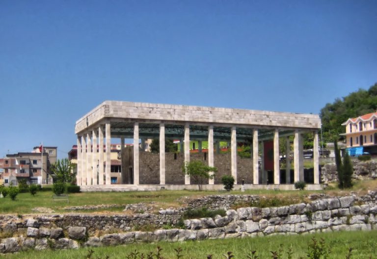 Monumenti i heroit kombëtar në Lezhë kthehet në nevojtore!