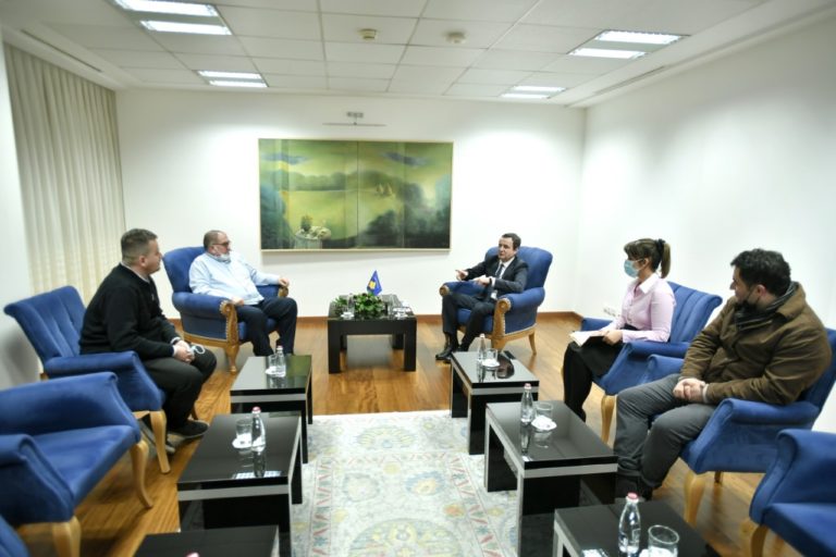 Kryeministri Kurti priti në takim familjarët të vrarëve më 3 dhe 4 shkurt të vitit 2000 në veri të Mitrovicës