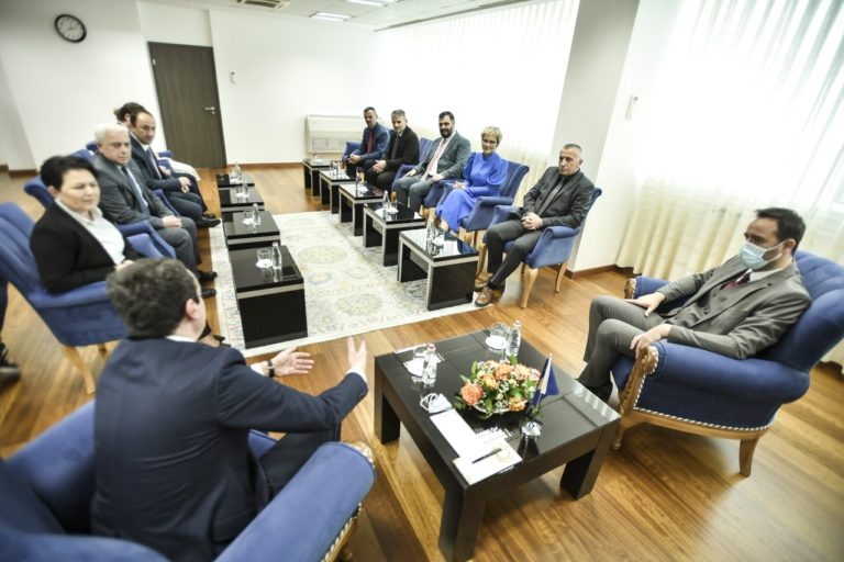 Kryeministri Kurti priti në takim përfaqësuesit politikë të shqiptarëve të Preshevës, Medvegjës e Bujanocit
