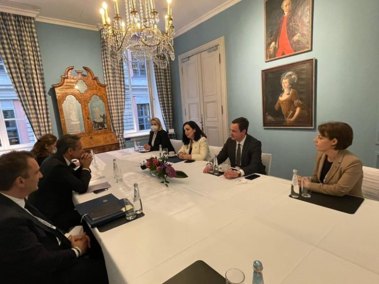 Presidentja Osmani dhe kryeministri Kurti takuan kryeministrin Grek Kyriakos Mitsotakis