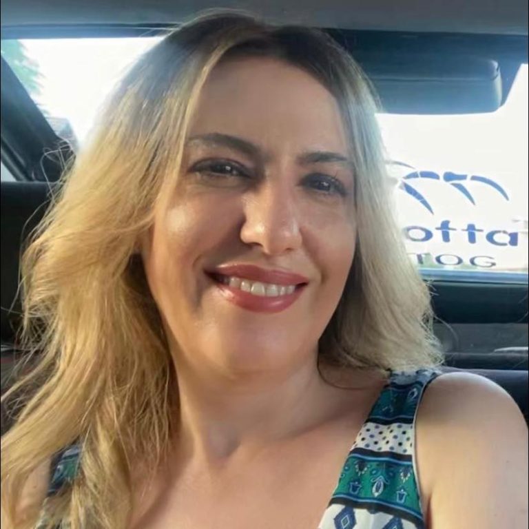 U ndava prej tyne por nuk ndahesha nga sytë e mbushun me lotë e dhimbje, që kërkojnë ndihmë edhe n’diçka si shkrimje plumi
