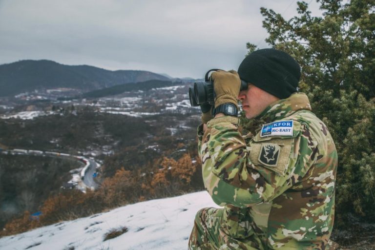 Njoftim i KFOR: Ushtarët amerikanë afër fshatit Jarinje, vëzhgojnë zonën kufitare mes Kosovës dhe Serbisë