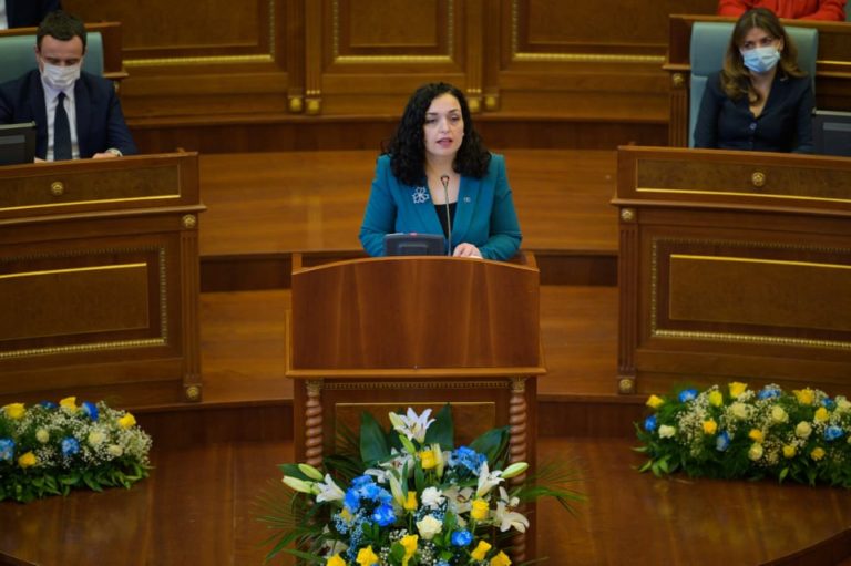 Vjosa Osmani: Urime Dita e Pavarësisë të gjithë qytetarëve të Kosovës!