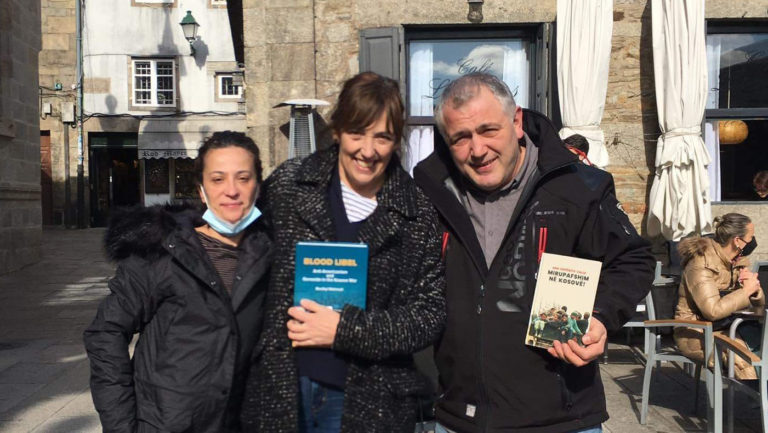 Takim i veprimtarit Burim Llapashtica Bajrami me gazetaren spanjolle Ana Expósito Valle
