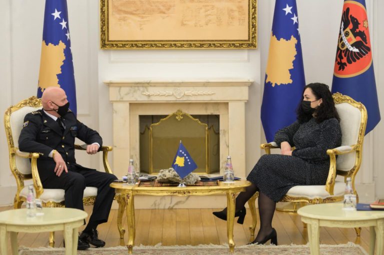 Presidentja Osmani takoi komandantin e FSK-së, gjenerallejtënant Bashkim Jasharin dhe oficeret që kanë mbaruar studimet jashtë vendit në fushën e mbrojtjes