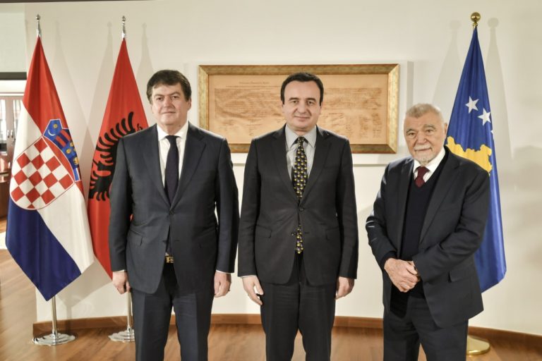 Kryeministri Kurti priti në takim ish-presidentin e Kroacisë, Stipe Mesiq dhe ish-presidentin e Shqipërisë, Bamir Topi