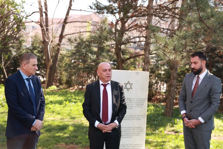 Minsitri Krasniqi dhe Ministri Frej bënë homazhe te Pllaka Përkujtimore e Hebrenjeve