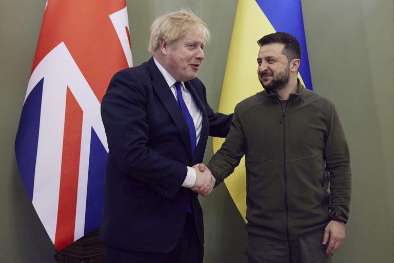 Johnson i premton Ukrainës automjete të blinduara