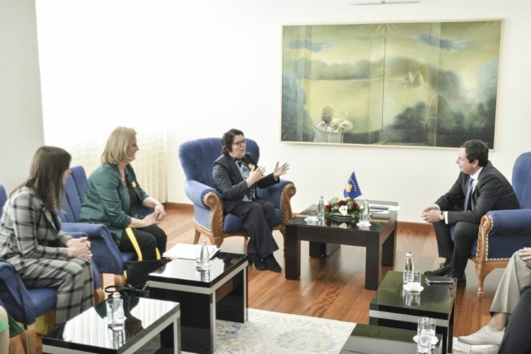 Kryeministri Kurti: Të mbijetuarat e të mbijetuarit e dhunës seksuale gjatë luftës së fundit në Kosovë do të kenë përkrahje të vazhdueshme