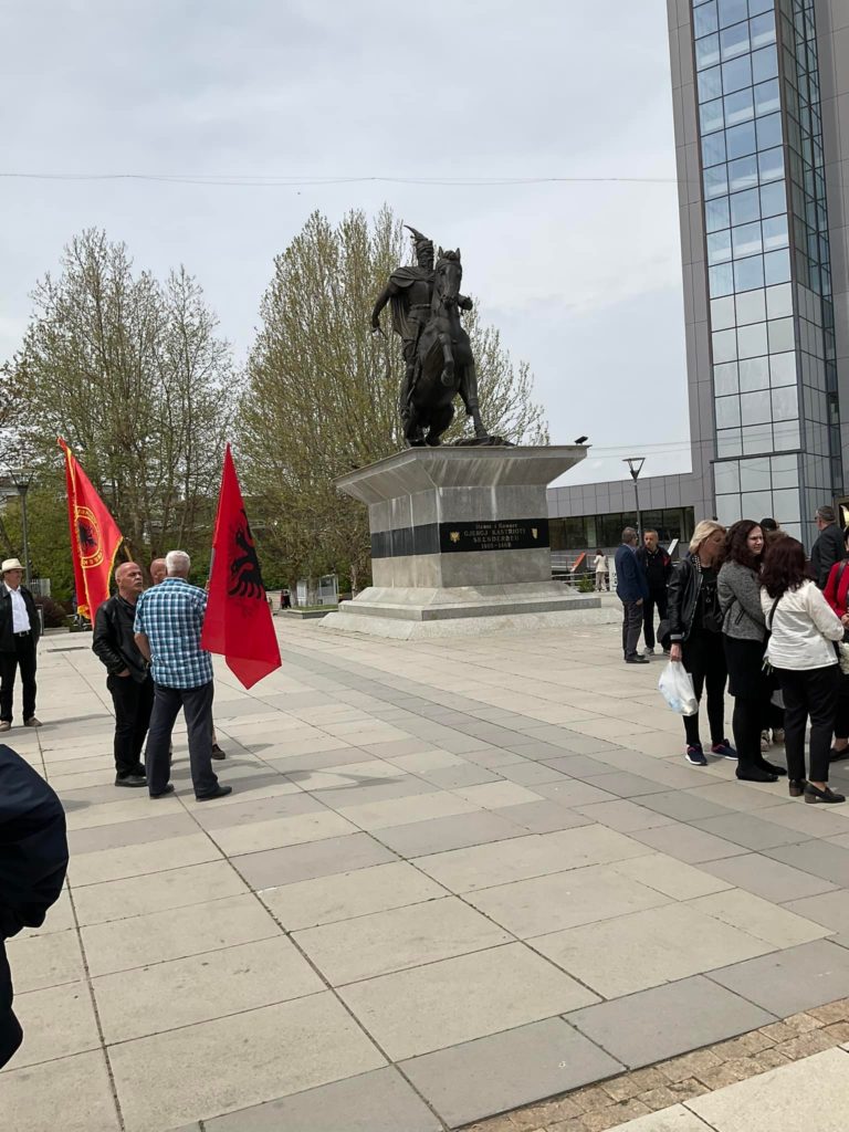 Sot Gjergj Kastrioti e kishte ditëlindjen, mezi jemi tubuar gjithsejt dyzet persona para shtatores së tij, për t’ia uruar ditëlindjen!