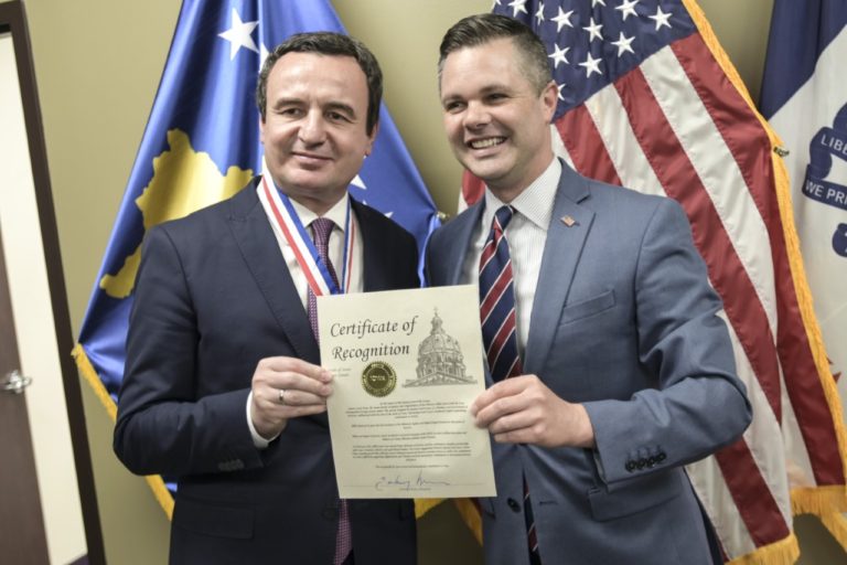 Kryeministri Kurti nderohet nga Senati i Iowa-s me medaljen e Shërbimit të Jashtëm të Shquar të Iowas