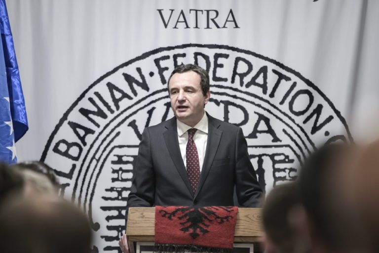 Kryeministri Kurti viziton dhe përgëzon shoqatën “Vatra” në 110-vjetorin e themelimit