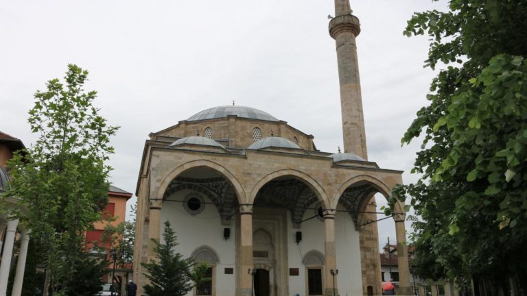 Nuk është se ti nuk iu ke uruar Shqiptarëve festën , por nuk ju ke urue Muslimanëve (me prejardhje Shqiptare) festën e tyre!