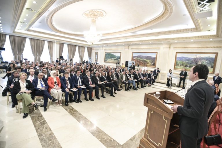 Kryeministri Kurti mori pjesë në Konferencën “Paqja dhe siguria në Ballkanin Perëndimor”