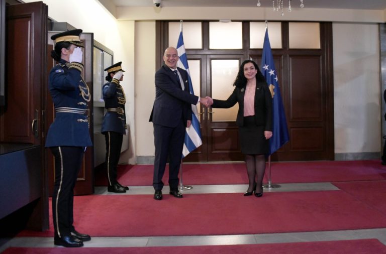 Presidentja Osmani priti në takim ministrin e jashtëm të Greqisë, Nikos Dendias 