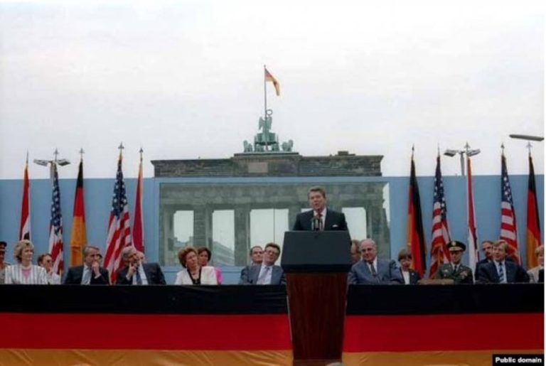Presidenti i shteteve të bashkuara Ronald Reagan: “Zoti Gorbachov, shembe këtë mur”