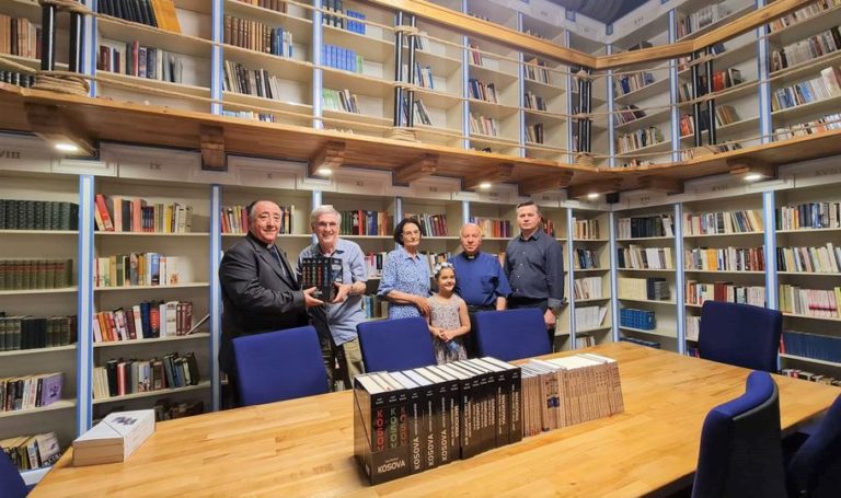 Shkrimtari dhe historiani Jusuf Buxhovi i dhuroi rreth 50 libra Bibliotekës “Ernest Koliqi” në Prishtinë