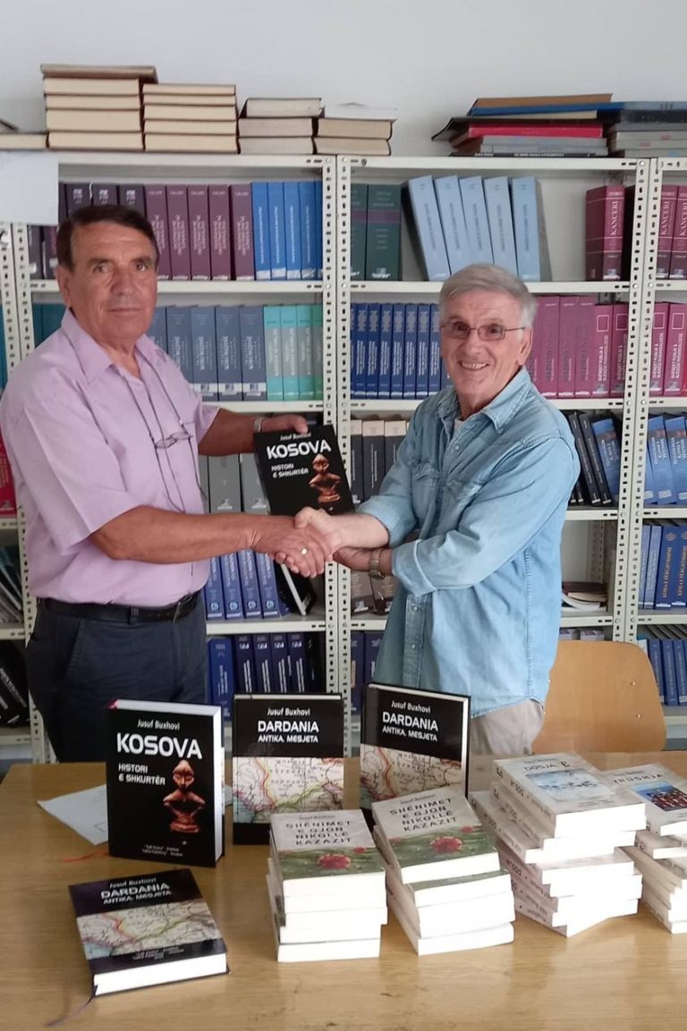 Libra të Jusuf Buxhovit për bibliotekën e Lipjanit