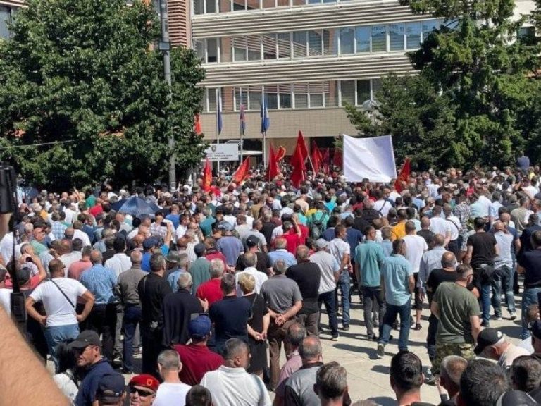 Popull i Kosovës, kujdes! Fashizmi e komunizmi kanë marrë pushtetin me dhunë e gjak!