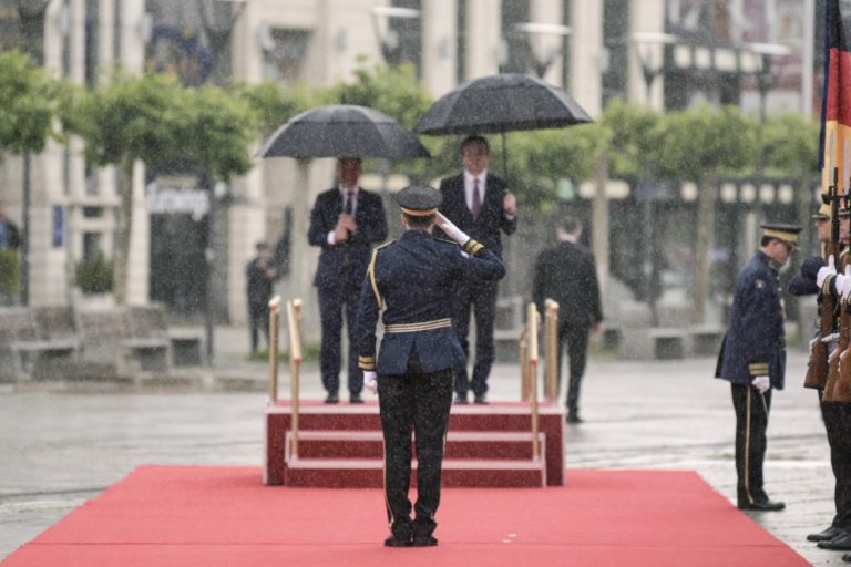 Kryeministri Kurti priti me nderime të larta Kancelarin e Gjermanisë, Olaf Scholz