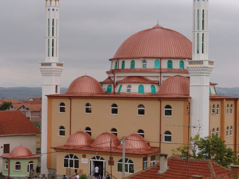 Shqipëtarët  dhe veçmas Shqipëtarët e Luginës të largohen nga influenca turke 