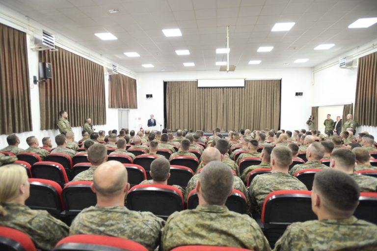 Kryeministri Kurti viziton kazermat FSK-së, “Adem Jashari” dhe “Evropianët e Rinj”