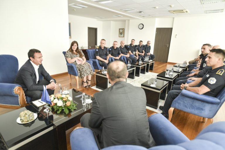 Kryeministri Kurti priti policët që morën pjesë në aksionin kundër kontrabandës në Leposaviq