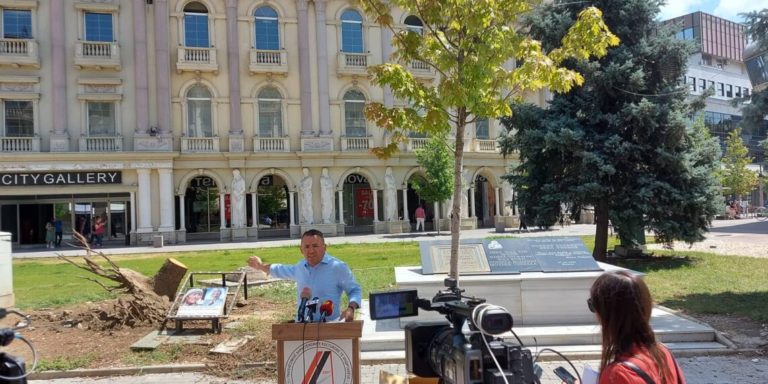 Kërkesave tona për të mbrojtur bredhin e Nënës Terezës, zonja Arsovska iu përgjigj me sëpatë dhe sharrë!