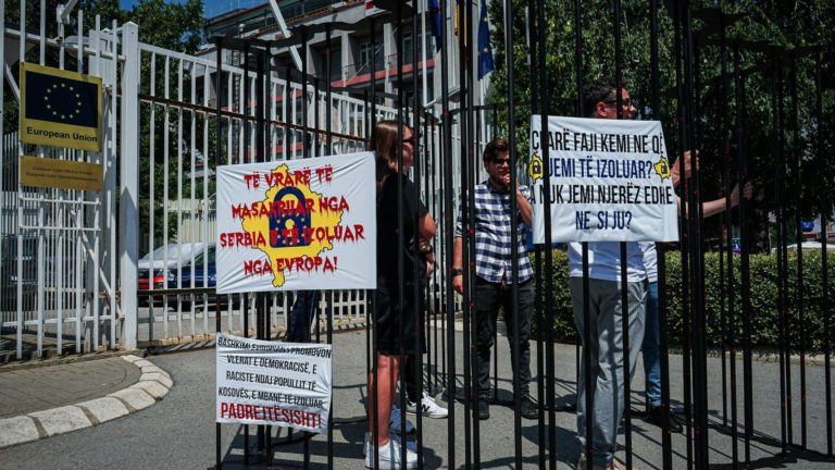 Qysh me na pranue Europa kur në zyret e policisë, komunës e institucione të tjera, kanë përshtatur lokale për të falur XHUMANË?!
