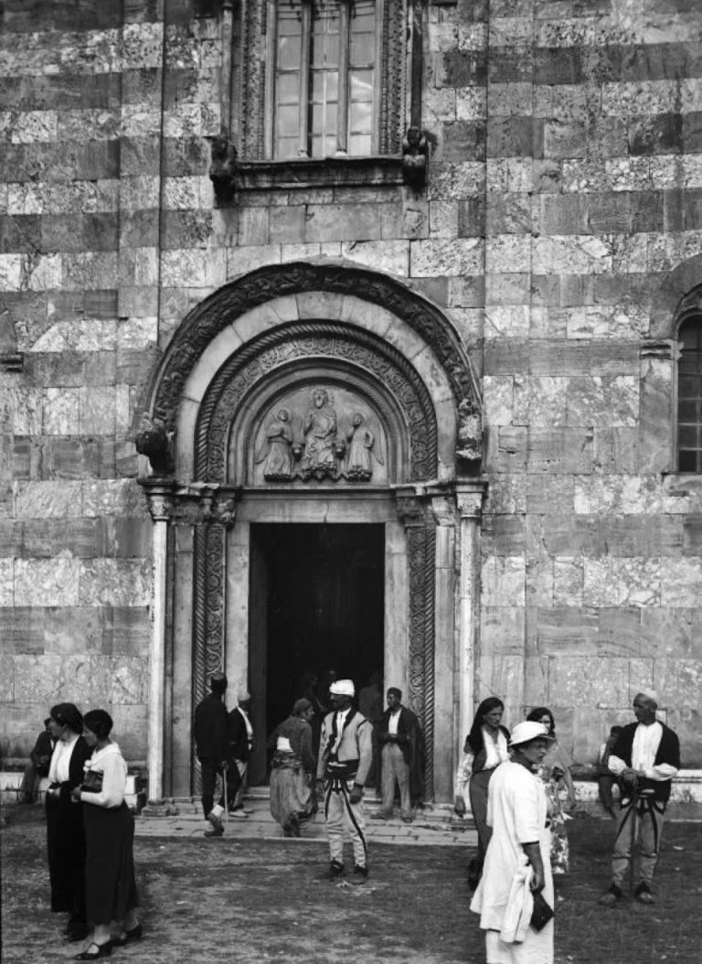 Shqiptarët dhe Manastiri i Deçanit